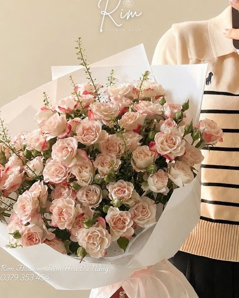 Bó hoa hồng chùm màu kem đào gói giấy trắng kiểu Hàn của Rim Flower